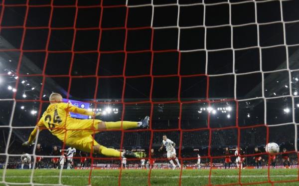 在科克披萨店里,两名男子手持武器互相殴打 在科克披萨店里,两名男子手持武器互相殴打