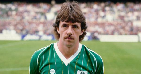 艾米·罗巴克和t·j·霍姆斯推出了新的播客,讲述他们的故事 艾米·罗巴克和t·j·霍姆斯推出了新的播客,讲述他们的故事