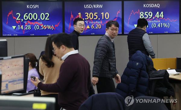 在阿尔卡拉兹对兹韦列夫的比赛中,蜜蜂引起了印第安维尔斯网球场上的嗡嗡声和长时间的干扰 在阿尔卡拉兹对兹韦列夫的比赛中,蜜蜂引起了印第安维尔斯网球场上的嗡嗡声和长时间的干扰