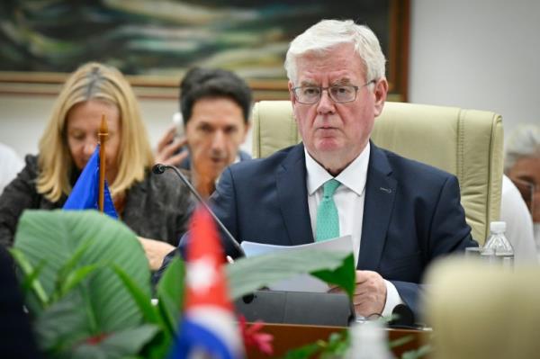 埃克纳特·辛德领导的政府在议会获得多数支持：议长纳维卡尔