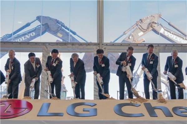 LG Chem Vice Chairman and CEO Shin Hak-cheol (5th from L), Tennessee Gov. Bill Lee (6th from L) and other officials attend the groundbreaking ceremony of the company's cathode plant in the U.S. state on Dec. 19, 2023, in this photo provided by LG Chem Ltd. (PHOTO NOT FOR SALE)(Yonhap) 