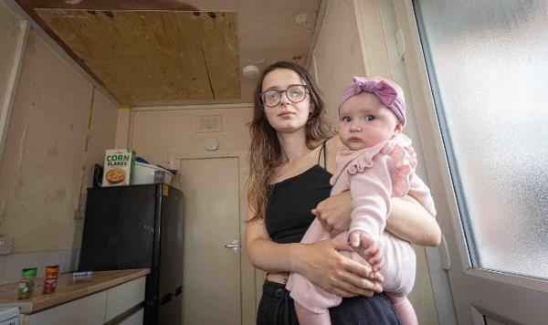 当婴儿在潮湿的议会公寓里被霉菌呛死时，惊恐的年轻妈妈绝望了