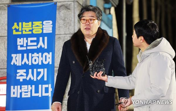This photo taken on Jan. 23, 2024, shows former Ssangbangwool Chairman Kim Sung-tae (L) released on bail from Suwon Detention Center in Suwon, just south of Seoul, after spending a year in jail over charges of embezzlement and illegal remittance to North Korea. (Yonhap)