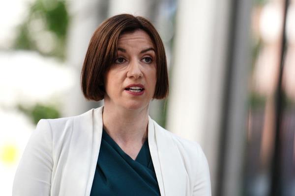 工党表示，学校计划将为纳税人节省数十亿美元的代理费