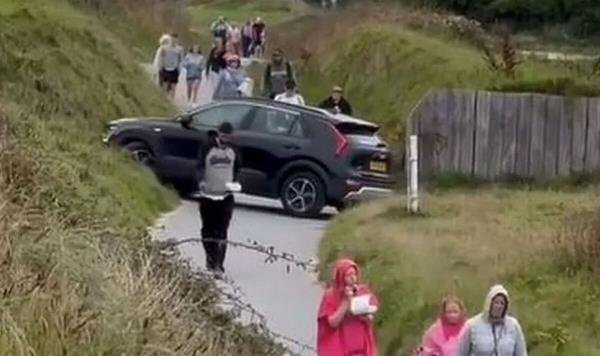 有趣的时刻，司机被卡在英国著名度假胜地的海滩小路上