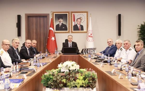 部长指出10月份将采取进一步措施打击非法移民