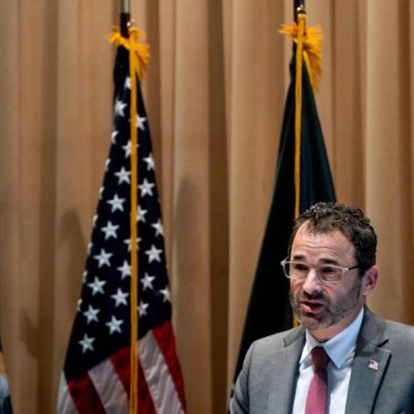 志愿者趟过金奈被洪水淹没的地区,分发食物,救援灾民 志愿者趟过金奈被洪水淹没的地区,分发食物,救援灾民