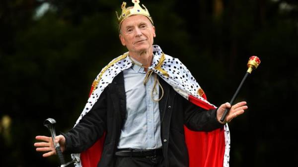 教皇说，他在取消迪拜之行后首次露面时“仍然不舒服”