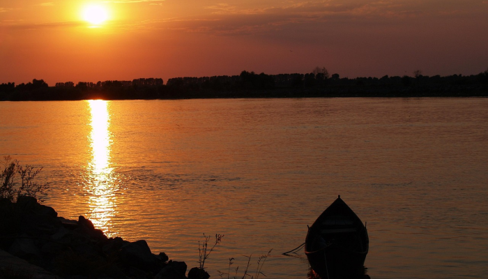 圣诞礼物由船只运送到罗马尼亚多瑙河三角洲与世隔绝的村庄 圣诞礼物由船只运送到罗马尼亚多瑙河三角洲与世隔绝的村庄