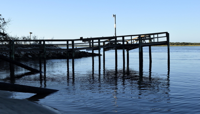 在可可海滩的危险条件下,从水中救出的青少年 在可可海滩的危险条件下,从水中救出的青少年