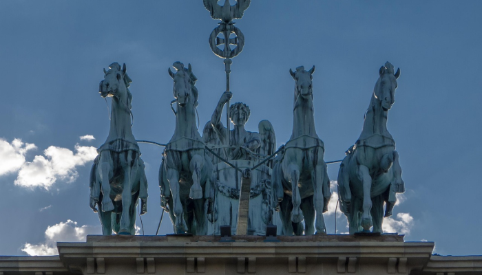查尔斯国王在英国皇家军团纪念节上为伊丽莎白女王的新雕像揭幕