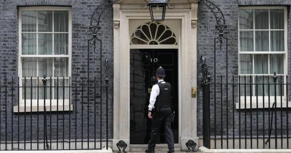 英国首相在180度大转弯中召开新闻发布会