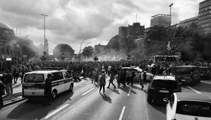 一名男子在对峙中向莫比尔警察开枪后被拘留