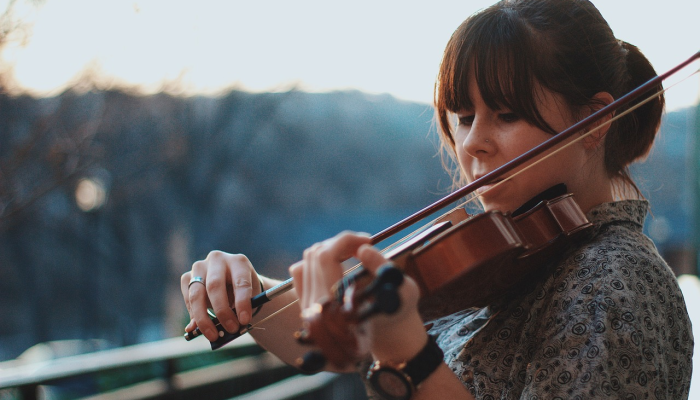 环球音乐英国公司的赛琳娜·韦伯和词曲作者卡拉·玛丽·威廉姆斯在新年荣誉名单中获得了MBEs;唐·布莱克、保罗·伯格等人也得到了认可