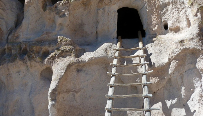 在新墨西哥公园，由于脆弱的悬崖倒塌，灼热威胁着古老的建筑