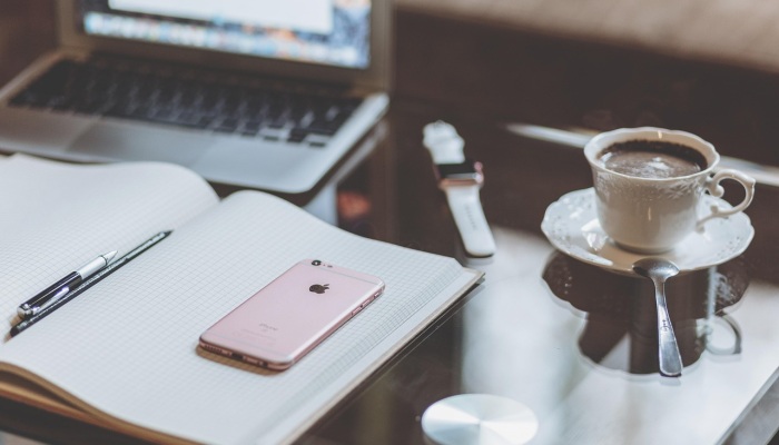 好莱坞电影公司和编剧工会在持续三个月的罢工后恢复谈判 好莱坞电影公司和编剧工会在持续三个月的罢工后恢复谈判