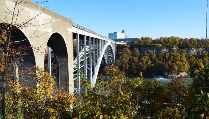 尼亚加拉瀑布的美加边境在汽车爆炸后重新开放,但调查仍在进行 尼亚加拉瀑布的美加边境在汽车爆炸后重新开放,但调查仍在进行