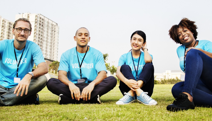 朋友们缅怀在帮助平民时被杀的志愿者