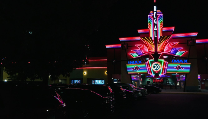 沿着北卡罗莱纳州的霍河，印第安人举着图腾柱祈祷“圣水”