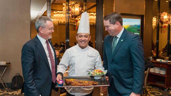 在部落峰会上，拜登签署了关于资金的命令，支持土著曲棍球队参加2028年奥运会