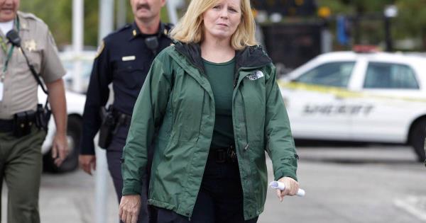 COVID-19援助窃贼购买汽车，私人岛屿等