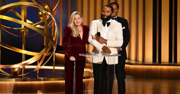 2023年艾美奖：克里斯蒂娜·阿普尔盖特在微软之战中获得起立鼓掌