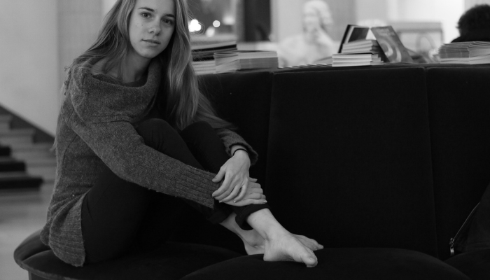 一名女子因光着上身走路而被起诉,法国小镇一片哗然 一名女子因光着上身走路而被起诉,法国小镇一片哗然