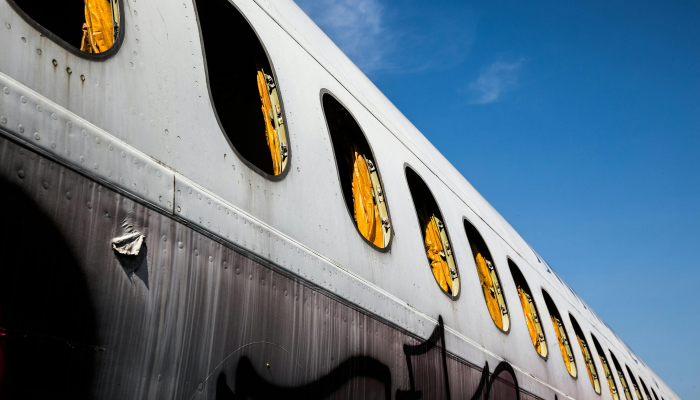 一架飞机在窗户和机身爆裂后紧急降落在俄勒冈州 一架飞机在窗户和机身爆裂后紧急降落在俄勒冈州