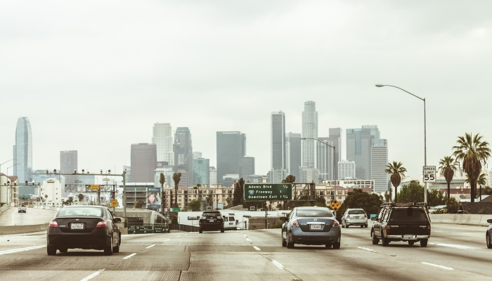洛杉矶警局巡逻车在圣塔克拉里塔被车撞后飞向空中翻车 洛杉矶警局巡逻车在圣塔克拉里塔被车撞后飞向空中翻车