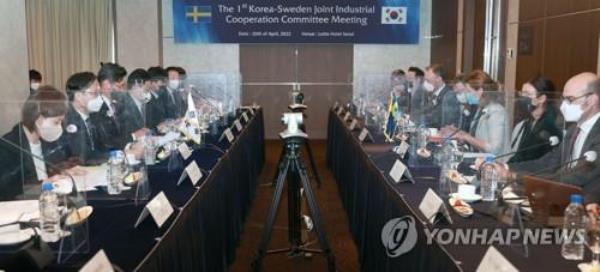 This file photo provided by the Ministry of Trade, Industry and Energy on April 20, 2022, shows South Korea and Sweden hosting the Korea-Sweden Joint Industrial Cooperation Committee Meeting in Seoul. (PHOTO NOT FOR SALE) (Yonhap)