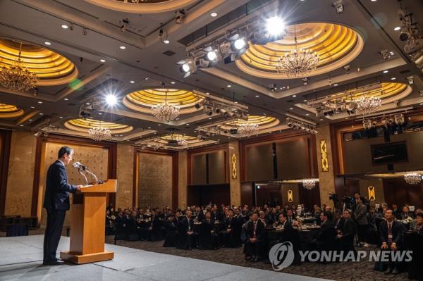 Prime Minister Han Duck-soo (L) delivers an address during a luncheon meeting with the chiefs of South Korea's overseas diplomatic missions at a hotel in Seoul in this file photo taken March 28, 2023. The diplomats briefly returned home to attend their annual meeting. (Yonhap)