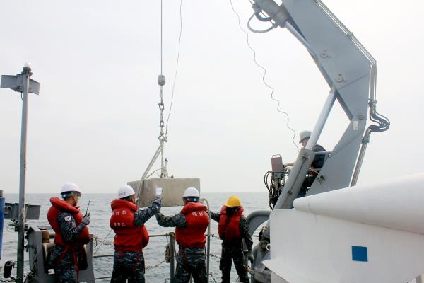 Sailors attend a combined naval mine warfare exercise between South Korea and the United States held in the East Sea in this photo provided by the South Korean Navy on April 9, 2024. (PHOTO NOT FOR SALE) (Yonhap)