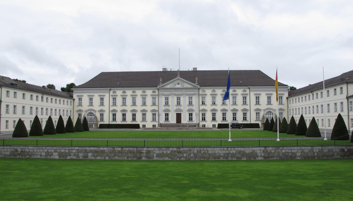 麦克维:学校和大学应该在国家紧急情况下保持开放 麦克维:学校和大学应该在国家紧急情况下保持开放