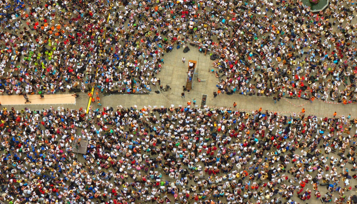 随着UAW势头的增强，特斯拉提高了美国工厂工人的工资