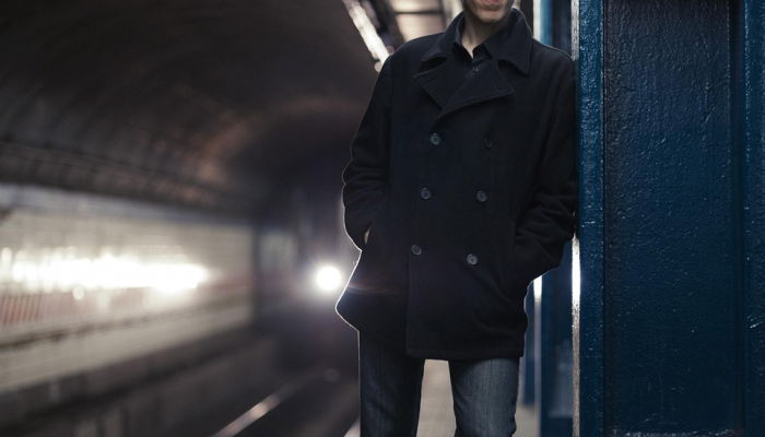 警方称，一名男子在纽约地铁向试图抢劫女性的抢劫犯开枪