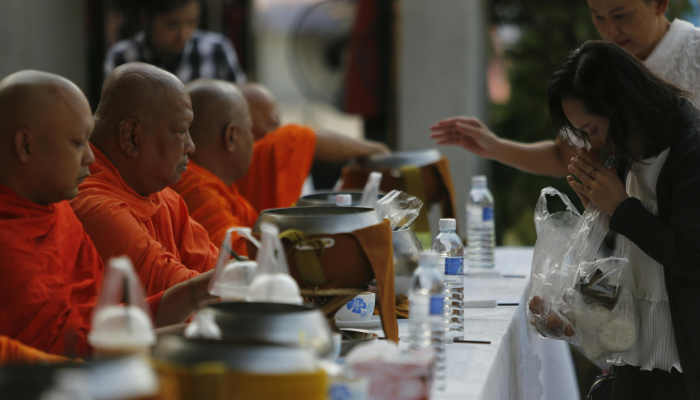 警方和急救人员赶赴市中心,两人在白天被刺伤,伤势严重 警方和急救人员赶赴市中心,两人在白天被刺伤,伤势严重