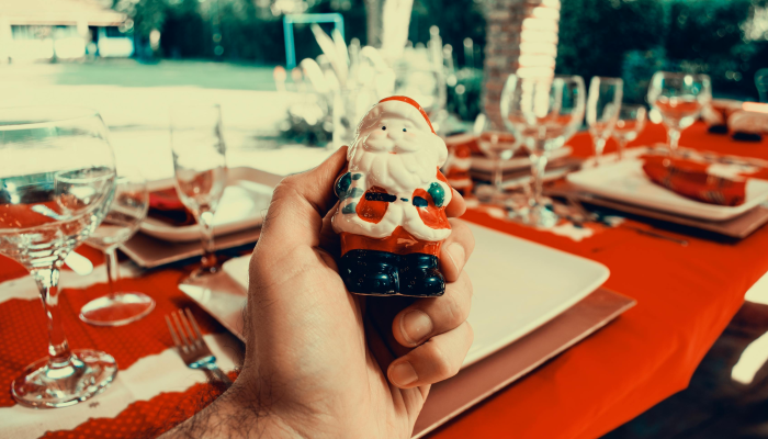 警方和急救人员赶赴市中心,两人在白天被刺伤,伤势严重 警方和急救人员赶赴市中心,两人在白天被刺伤,伤势严重