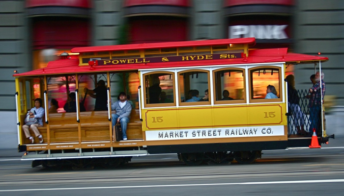 警方称,一辆车被发现埋在加州一户豪宅的院子里,可能还有人的遗骸 警方称,一辆车被发现埋在加州一户豪宅的院子里,可能还有人的遗骸