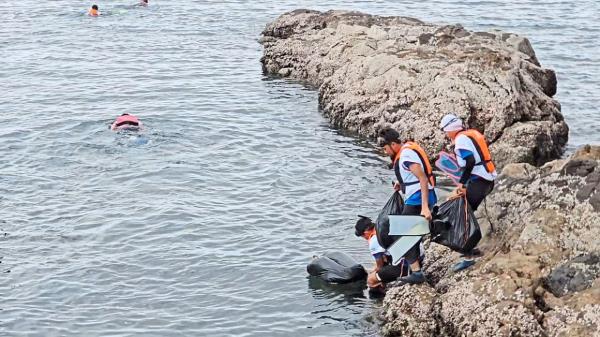 Tough race: KBS Adventure Team from Malaysia getting ready for the swimming discipline to cross from Biliran Island to Tingkasan.