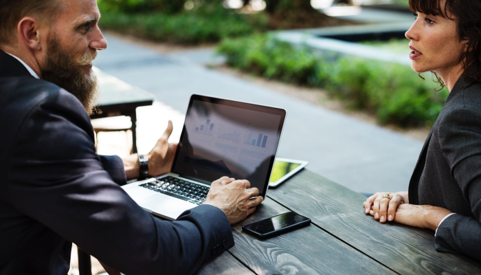 班加罗尔一名女子跳上地铁取回手机,导致地铁停运 班加罗尔一名女子跳上地铁取回手机,导致地铁停运