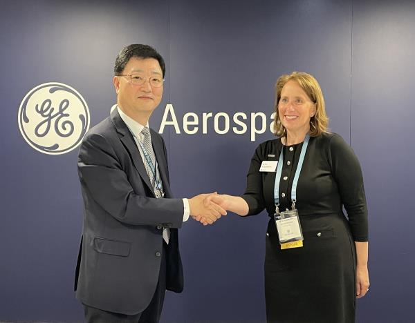 This photo taken on April 10, 2024 (U.S. time), and provided by HD Hyundai Heavy Industries Co. shows Joo Won-ho (L), HD Hyundai Heavy's head of the naval special ship business unit, shaking hands with Rita Flaherty, vice president in charge of global sales and business development at GE, after signing an MOU for partnership in naval vessel development and exports during Sea Air Space 2024, a global maritime exposition, held in Washington, D.C., from April 8-10. (PHOTO NOT FOR SALE) (Yonhap)