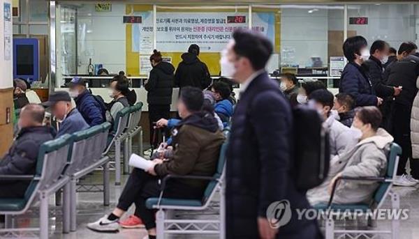 A hospital in Seoul is full of patients on March 12, 2024. (Yonhap)