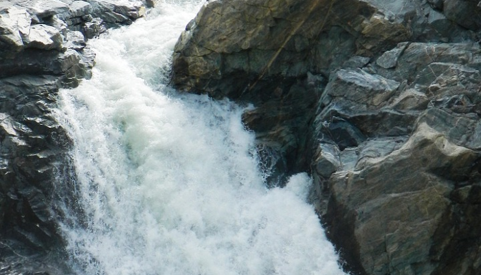 神秘的弧线横跨格陵兰峡湾-科学家权衡理论 神秘的弧线横跨格陵兰峡湾-科学家权衡理论