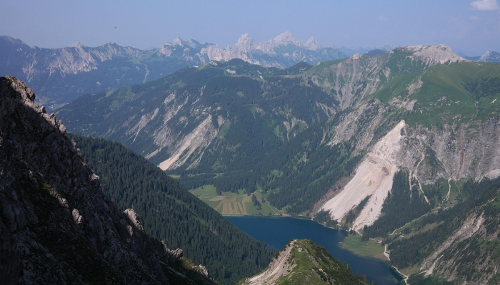 暴雨引发山体滑坡，比科尔停课