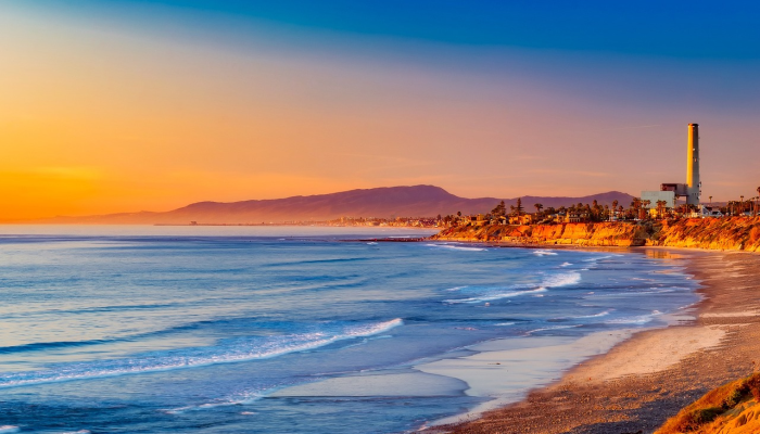 在加利福尼亚的天空中，什么时候是观赏新发现的绿色西村彗星的最佳时间？