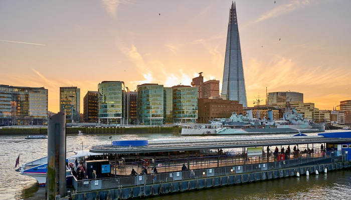 夜魔侠爬上了伦敦225米高的Cheesegrater摩天大楼,没有绳索 夜魔侠爬上了伦敦225米高的Cheesegrater摩天大楼,没有绳索