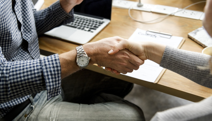 男子,37岁,在英国警方调查与哈马斯有关的网上帖子时被捕 男子,37岁,在英国警方调查与哈马斯有关的网上帖子时被捕