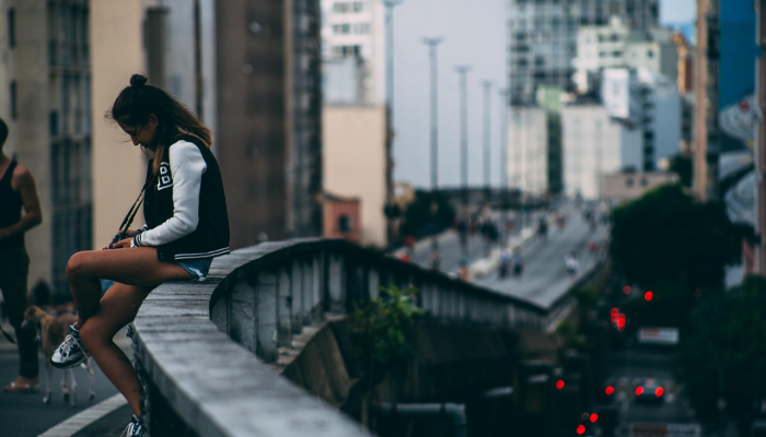 科罗拉多州一名警察在追捕嫌疑人时从桥上坠下身亡