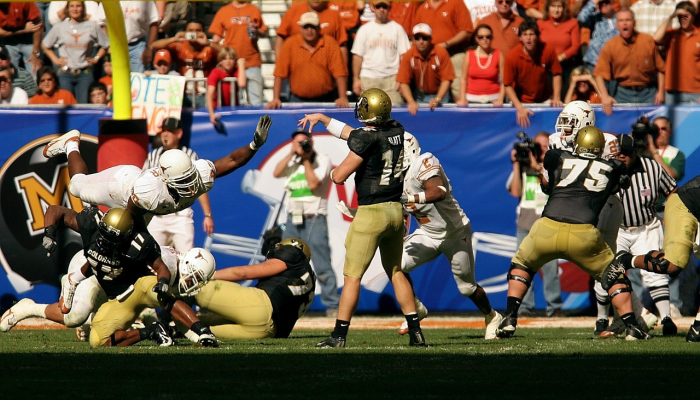 珀斯野猫队在进攻后撤下科里·韦伯斯特 珀斯野猫队在进攻后撤下科里·韦伯斯特