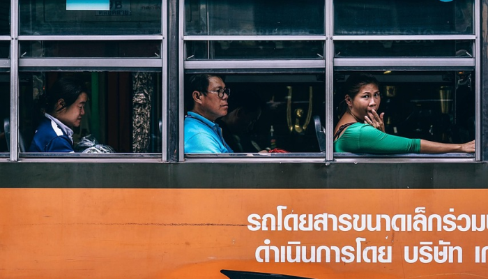 极端天气使乘客惊恐万分，飞机降落时挡风玻璃破碎，机头折断